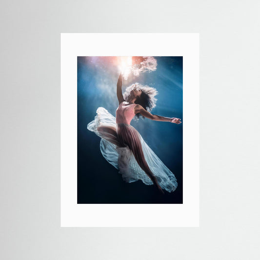 Hon dansar i djupets ljus